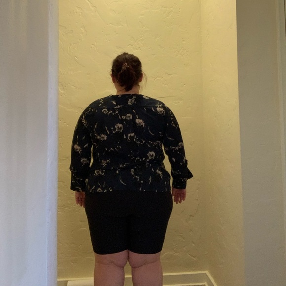 Simply Vera Vera Wang Navy Floral Blouse Size L - Picture 3 of 13